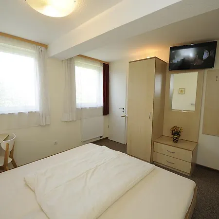Gaestehaus Suedheide Guest house Hambuhren